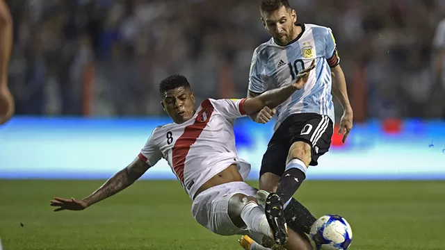 Wilder Cartagena en una jugada con Messi por las Eliminatorias. | Foto: AFP