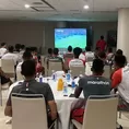 Selección peruana observa junto a Claudio Pizarro el EAU vs. Australia