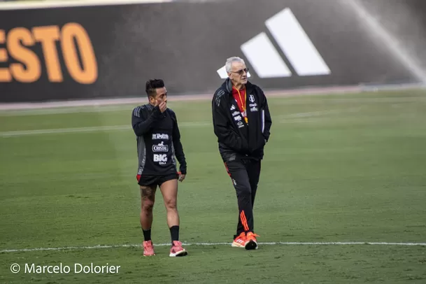 Christian Cueva conversó más de diez minutos con Jorge Fossati en el Monumental. | Foto: Marcelo Dolorier.