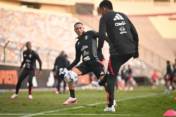 Bryan Reyna y Joao Grimaldo disputando un balón en la práctica. | Foto: La Bicolor.