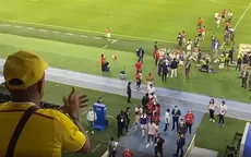 Selección peruana salió del campo en medio de aplausos de hinchas colombianos - Noticias de roberto-palacios