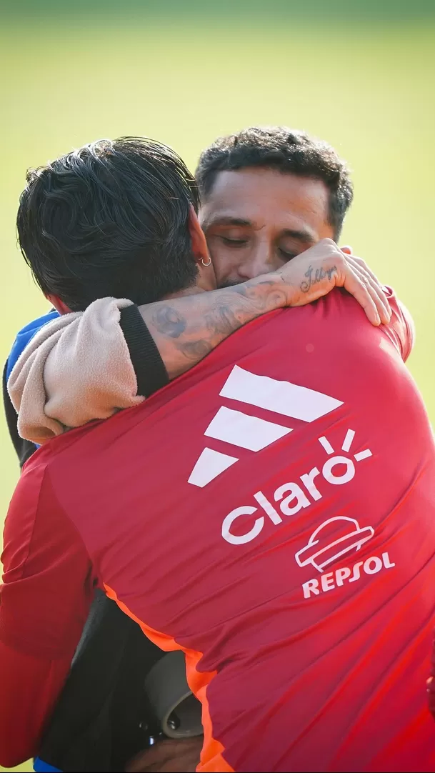 Yoshimar Yotún y Gianluca Lapadula. | Foto: La Bicolor.