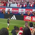 Kubo regaló balones a la hinchada peruana antes del amistoso en Osaka