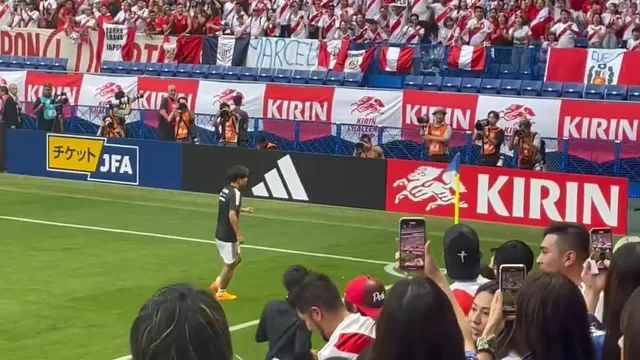 Kubo regaló balones a la hinchada peruana antes del amistoso en Osaka