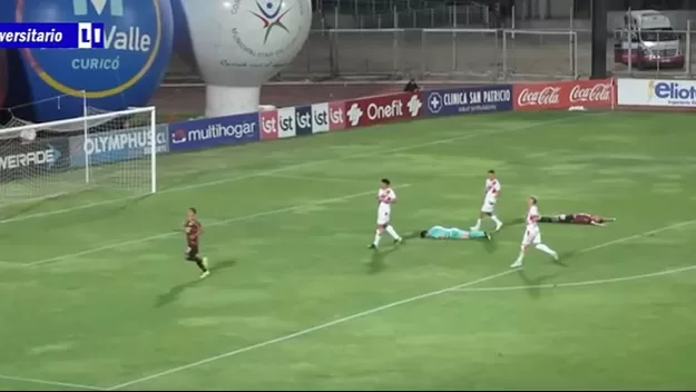 Alex Valera falló claro mano a mano en el Curicó Unido vs. Universitario