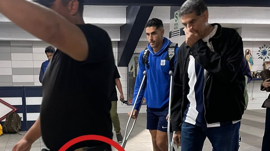 Alianza Lima: Pablo Sabbag dejó el estadio en muletas tras jugar apenas diez minutos