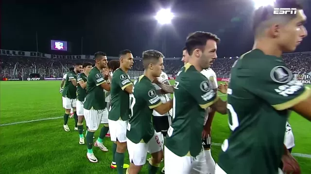 Alianza Lima vs. Colo Colo: El saludo entre Carlos Zambrano y Arturo Vidal