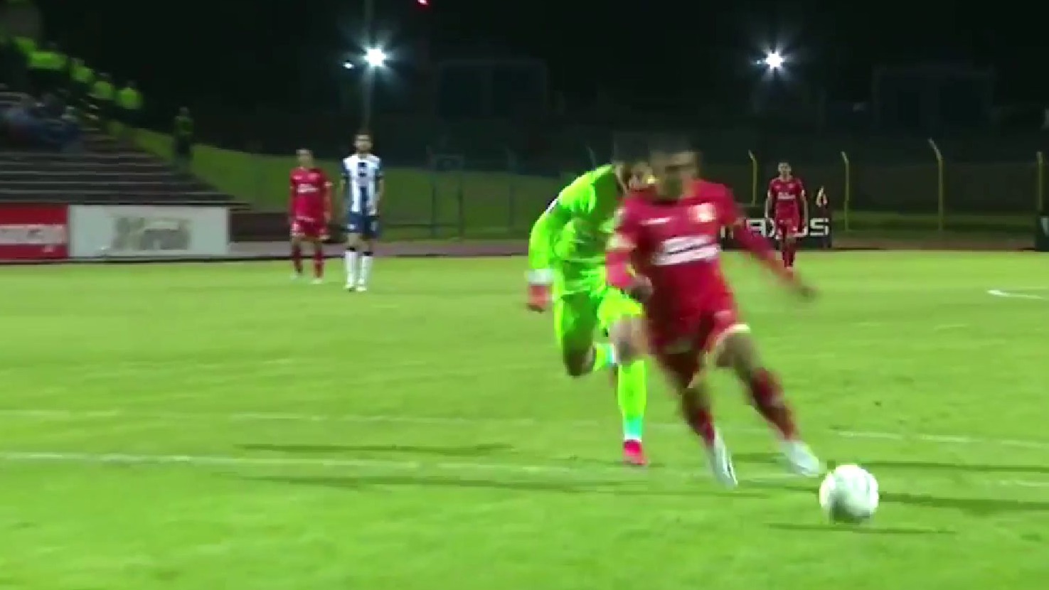 El portero de Alianza Lima cometió un grosero error y Ronald Huaccha aprovechó para adelantar en el marcador a sus colores.|  Video: Liga 1 MAX