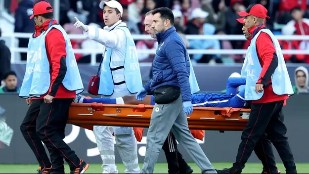 André Carrillo sufrió lesión y salió en camilla en el Mundial de Clubes
