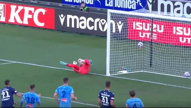 ¿Qué estaba haciendo?: Andrew Redmayne fue sorprendido y le anotaron golazo
