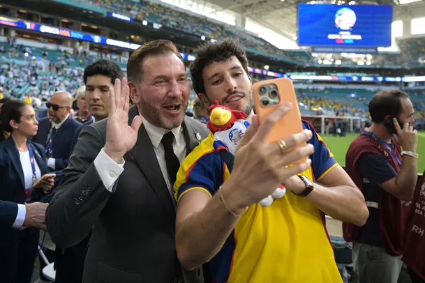 Alejandro Domínguez y Sebastián Yatra tomándose fotos en el Hard Rock Stadium. | Foto: AFP.