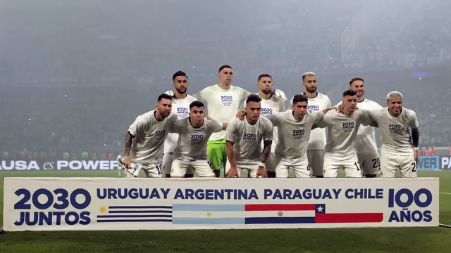 Los futbolistas de la selección argentina salieron con polos encima de su camiseta para promocionar la candidatura. | Video: DirecTV