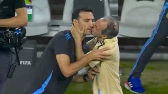 Argentina vs. Ecuador: Scaloni fue sorprendido con beso en la boca tras la clasificación