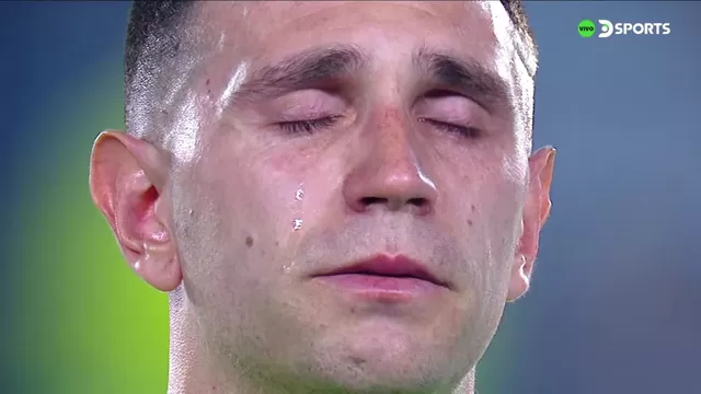 El guardameta de la selección argentina no pudo más con la emoción y las lágrimas recorrieron sus mejillas al entonar su canto patrio. | Video: Direct