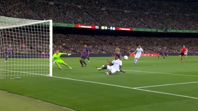 Barcelona vs. Real Madrid: Ronald Araújo evitó gol de Vinicius