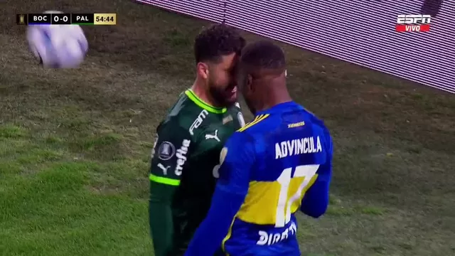Boca Juniors vs. Palmeiras: Advíncula aplicó toda su velocidad, lo frenaron con un cruce y así reaccionó