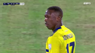 Luis Advíncula fue a una dividida y el árbitro interpretó una falta del peruano. | Video: ESPN