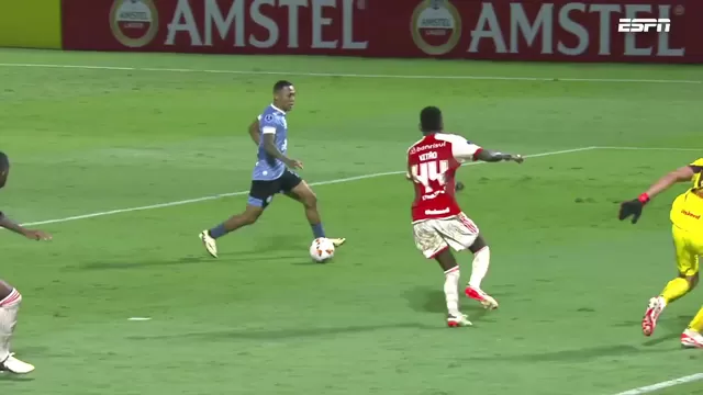 Bryan Reyna tuvo la oportunidad de abrir el marcador, pero el defensa rival evitó el que era un golazo para Belgrano. | Video: ESPN