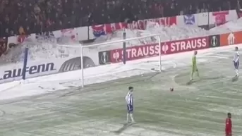 Conference League: Hinchas lanzan bolas de nieve en pleno partido y esto ocurrió