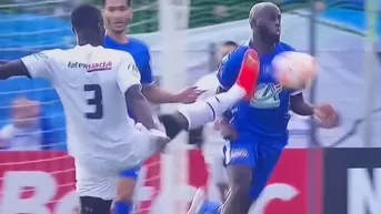 Planchazo al pecho: Eric Bailly vio la roja por brutal falta contra Mousa N'Diaye