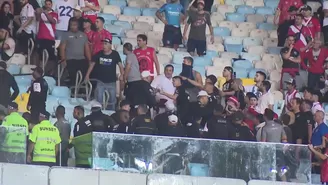La policía de Brasil atacó a los hinchas de Argentinos Juniors. | Video: ESPN