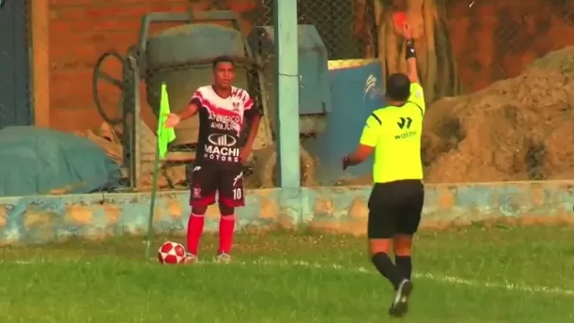 El árbitro tomó la decisión de expulsar a un jugador por miccionar en pleno partido de la etapa departamental de la Copa Perú. | Video: NQ Perú