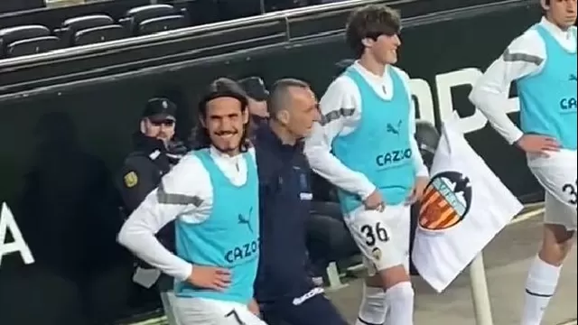 Cavani solo atinó a sonreír tras escuchar el pedido del hincha que le hizo desde la tribuna. | Video: TikTok