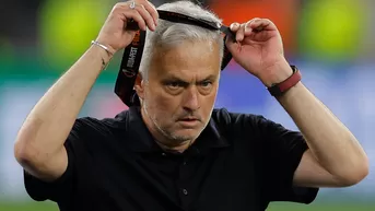 Europa League: José Mourinho recibió la medalla de subcampeón y se la sacó en el acto