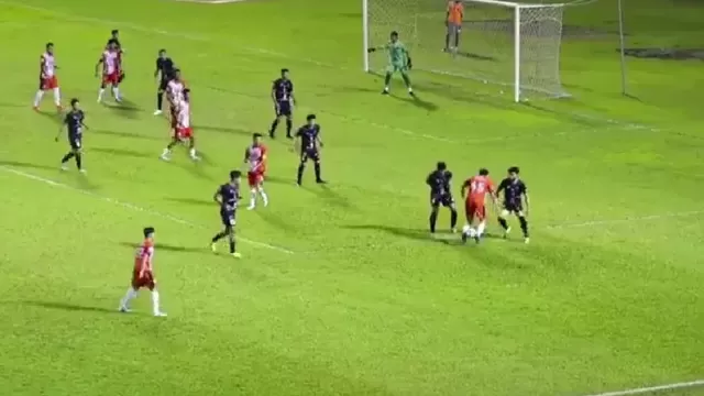 En el fútbol de Honduras se dio una jugada poco habitual en el campo de juego y el final no fue el esperado. | Video: X