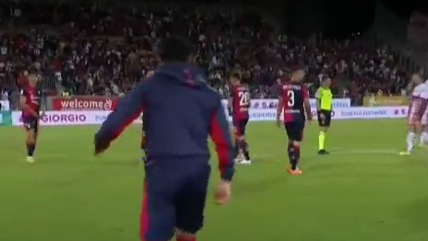 Gianluca Lapadula alentó a sus compañeros tras el 1-1 del Cagliari ante Bari