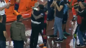 Gianluca Lapadula y el interminable abrazo con Claudio Ranieri tras lograr el objetivo