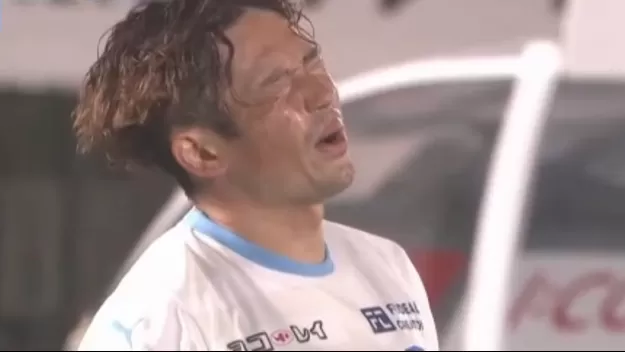 ¡Horror en Japón! Quiso hacer un cambio de frente y acabó anotando un autogol