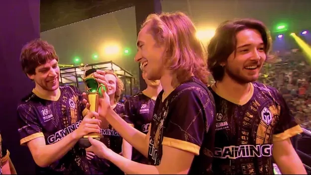 Lima Major 2023: Gaimin Gladiators recibió el trofeo de campeón y se rompió