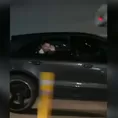 Lionel Messi causó furor al saludar desde su auto a hincha en plena autopista