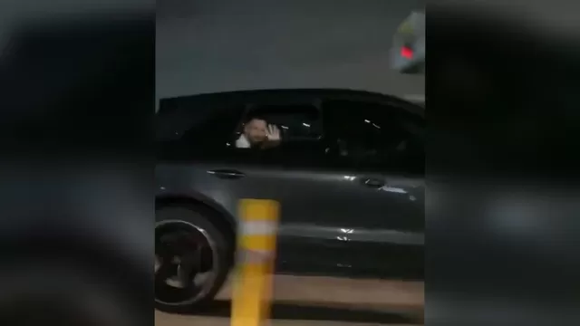Lionel Messi causó furor al saludar desde su auto a hincha en plena autopista