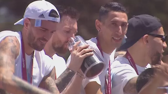 Lionel Messi disfruta de un fernet en plena caravana histórica de la Albiceleste