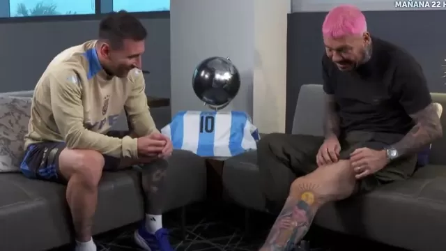 Messi quedó impresionado con el tatuaje de Tinelli en su honor. | Video: América TV Argentina