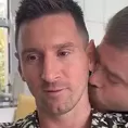 Lionel Messi recibió un beso de influencer argentino y así reaccionó