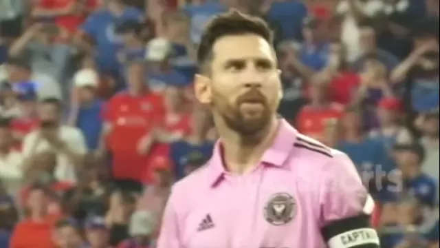 Lionel Messi y una mirada desafiante tras anotar de penal ante un estadio en contra