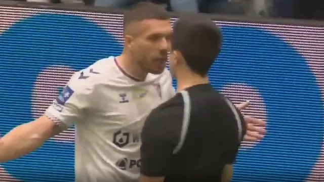 Lukas Podolski fue expulsado en partido de torneo benéfico que organizó