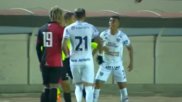 Paolo Hurtado se enfrascó en una gresca con el lateral de FBC Melgar Paolo Reyna. | Video: Liga 1 MAX