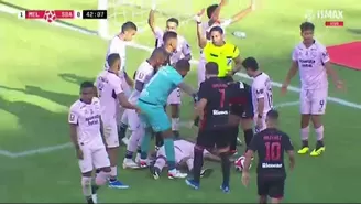 Jesús Barco se desmayó tras recibir una patada en la espalda de Paolo Reyna. | Video: L1 Max.
