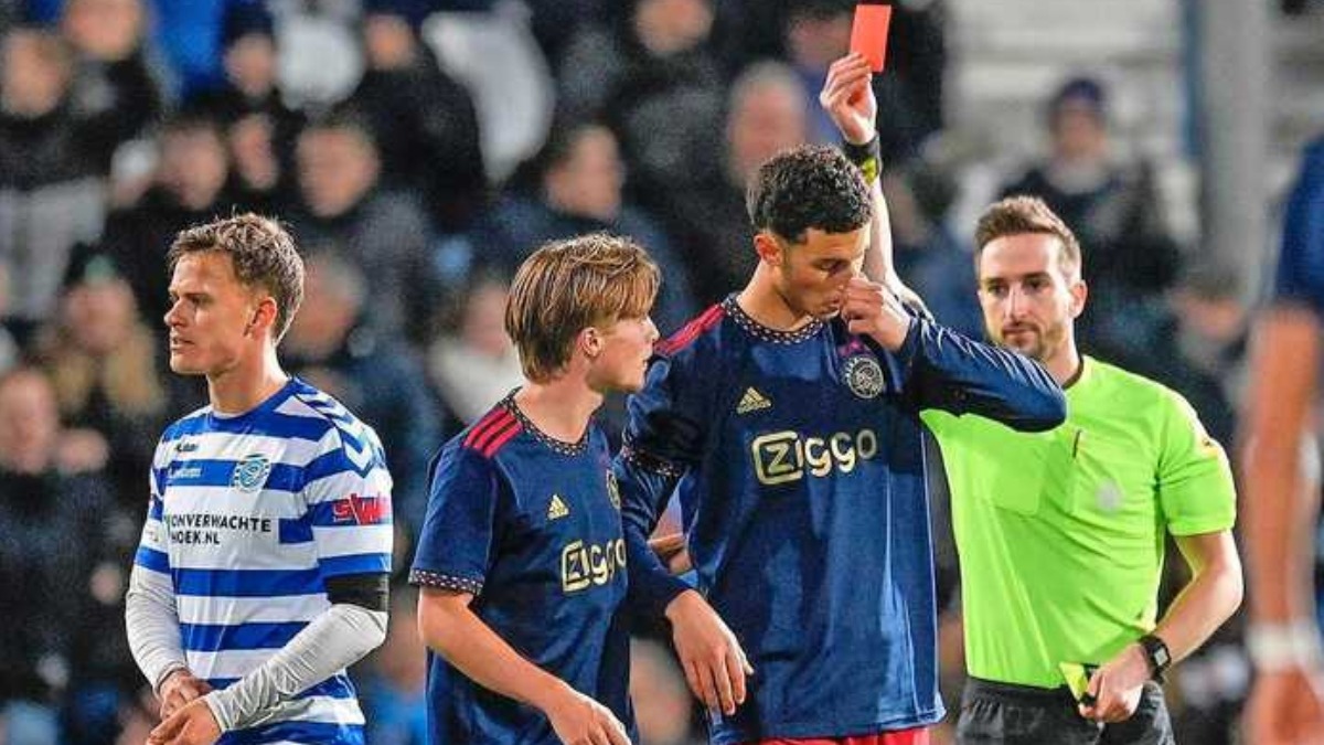 Futbolista del Ajax fue expulsado 30 segundos después de ingresar al campo