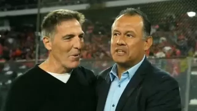  Juan Reynoso le hizo un gesto durante el saldo a su colega Eduardo Berizzo, DT de Chile - Video: América Deportes