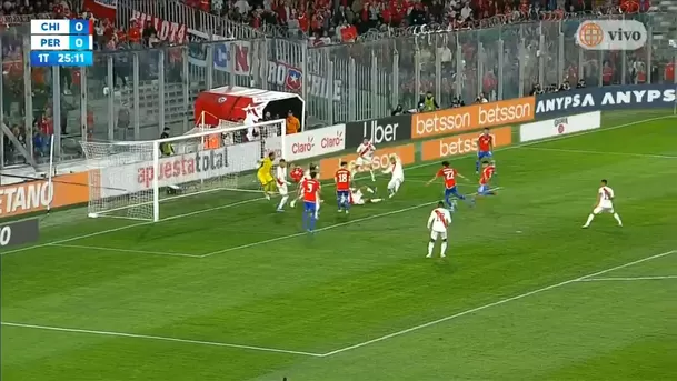 Gol de Chile anulado debido a que la pelota salió de la cancha. | Foto: América TV