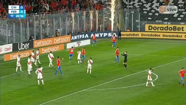 Gol de Chile anulado debido a que la pelota salió de la cancha. | Foto: América TV