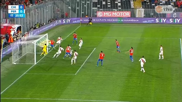 Gol de Chile anulado debido a que la pelota salió de la cancha. | Foto: América TV
