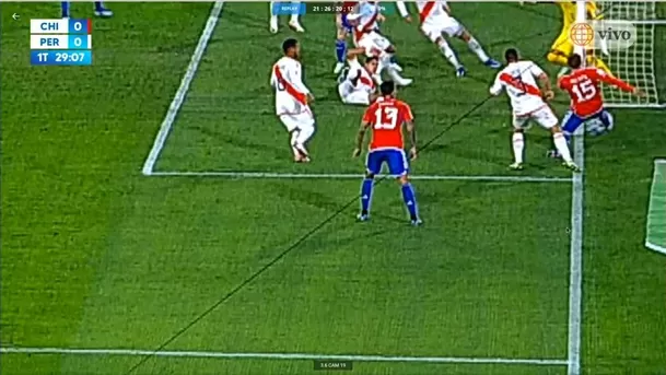 Gol de Chile anulado debido a que la pelota salió de la cancha. | Foto: América TV