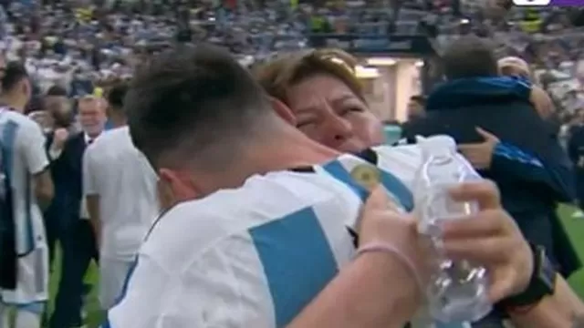¿Quién es la señora que Lionel Messi abrazó tras ganar el Mundial?