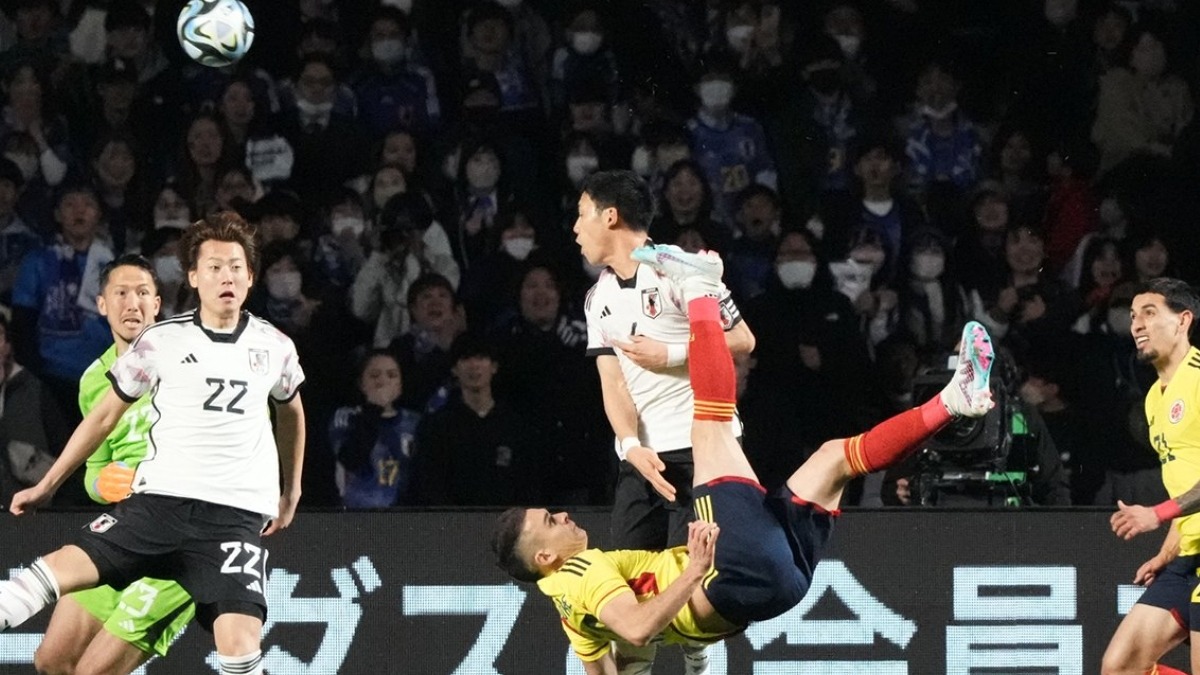 Rafael Santos Borré anotó espectacular gol de chalaca en el Japón vs. Colombia
